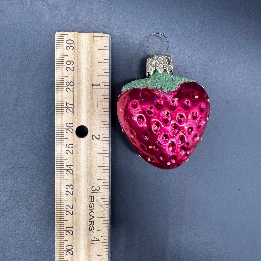 Vintage Glass Strawberry Christmas Ornaments Set Of 2 Czechoslovakia Kitschy - Picture 7 of 8
